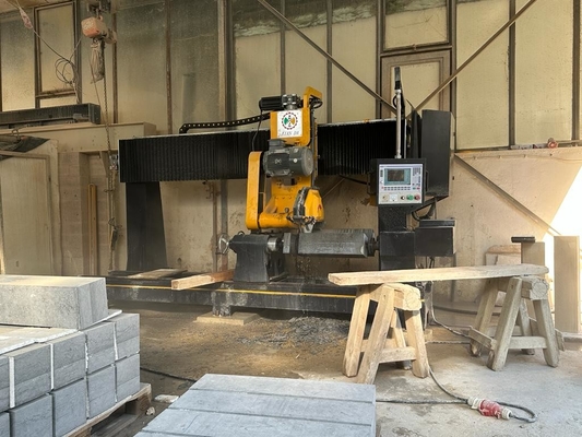 Dwie maszyny do cięcia kolumn baluster z dużą siłą cięcia i 7.5kw silnikiem głównym