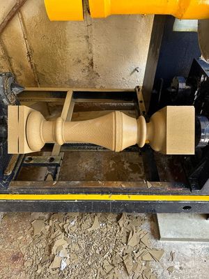 Dwie maszyny do cięcia kolumn baluster