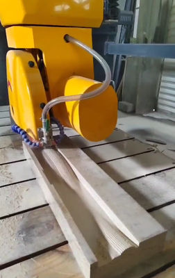 5-osiowa piła pomostowa z automatycznym ruchem stołu, zasilaczem prądu przemiennego i mocą główną 15 kW