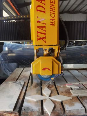 Infraczerwona maszyna do cięcia mostów średniego bloku z 3200*2000mm Stolik roboczy 0-85° nachylenia i 0-90° obrotu dla granitu i marmuru