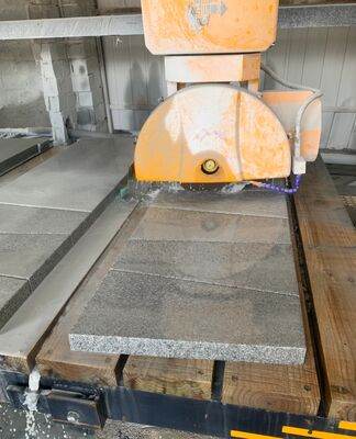 Maszyna do cięcia mostów o osi 4+1 z 3200x2000 mm stołem roboczym i silnikiem o mocy 15kw/18.5kw do precyzyjnego cięcia kamienia