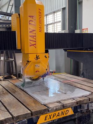 Maszyna do cięcia mostów o osi 4+1 z 3200x2000 mm stołem roboczym i silnikiem o mocy 15kw/18.5kw do precyzyjnego cięcia kamienia