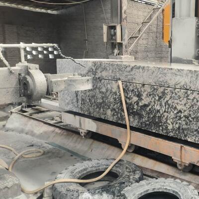 Nowa maszyna do cięcia drutem diamentowym CNC Xianda z silnikiem, przekładnią, certyfikatem CE, 380V/50Hz, 11KW, 6000kg do cięcia kamienia