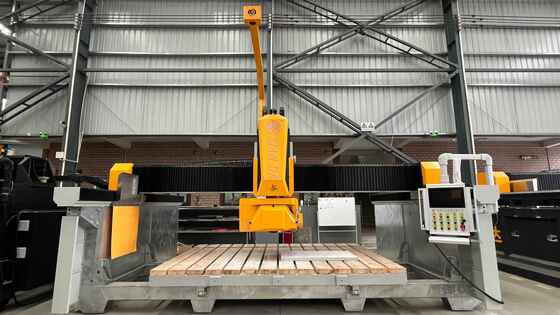 4-osiowa inteligentna maszyna do cięcia kamienia mostkowego z ostrzem piły 600 mm High-End CNC System do obróbki płyt marmurowych granitowych