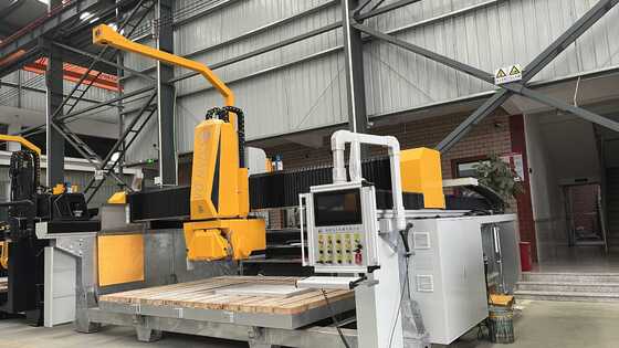 4-osiowa inteligentna maszyna do cięcia kamienia mostkowego z ostrzem piły 600 mm High-End CNC System do obróbki płyt marmurowych granitowych