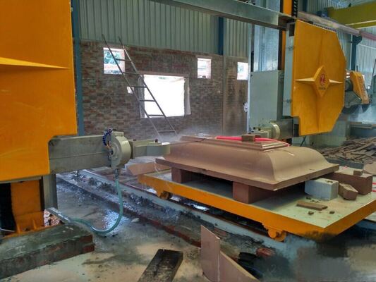 4-osiowa maszyna do piły diamentowej CNC z 360° serwo-obrotowym stołem 16-powierzchniowy poślizg i 28 podnośnikiem rolkowym do granitu marmurowego