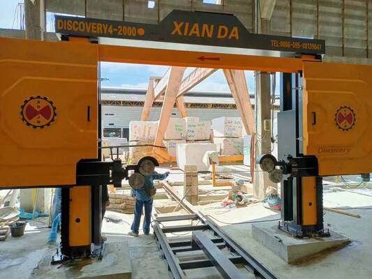 4-osiowa piła drutowa CNC z diamentem, z serwo-obrotowym stołem 360°, 16-powierzchniowym prowadnicą i podnośnikiem z 28 rolkami do marmuru i granitu