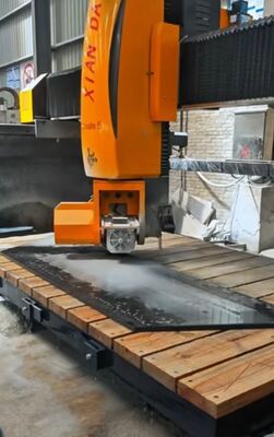 Maszyna do cięcia piły mostkowej 5 osi z mocą główną 15kw i automatycznym ruchem stołu