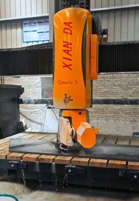 Maszyna do cięcia piły mostkowej 5 osi z mocą główną 15kw i automatycznym ruchem stołu