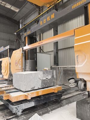 Precyzyjna piła drutowa CNC XIANDA CNC-2500SA z obciążeniem 20 ton i obrotnicą serwo 360 stopni do profilowania kamienia