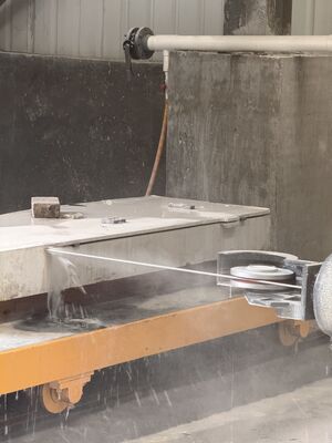 Precyzyjna piła drutowa CNC XIANDA CNC-2500SA z obciążeniem 20 ton i obrotnicą serwo 360 stopni do profilowania kamienia