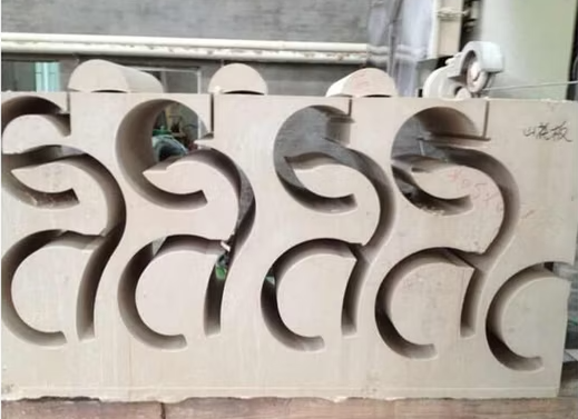 Precyzyjna piła drutowa CNC XIANDA CNC-2500SA z obciążeniem 20 ton i obrotnicą serwo 360 stopni do profilowania kamienia