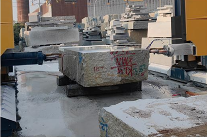 Pilarka drutowa CNC z ruchomą bramą i czterema kołami zamachowymi do cięcia dużych bloków kamiennych 3500 × 3500 × 2200 mm