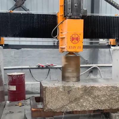 Pionowa piła drutowa CNC z diamentem i obrotnicą A-osiową 360° oraz silnikiem głównym z magnesami trwałymi do profilowania kamienia 2300 mm