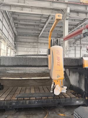 Maszyna do cięcia piły mostkowej CNC o 5 ośach z obrotowym ostrzem 360° do obróbki kamienia o wymiarach 3200x2000 mm