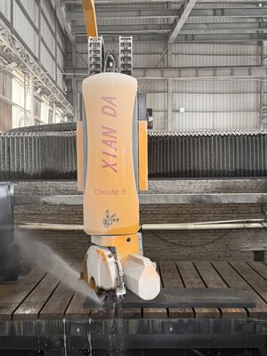 Maszyna do cięcia piły mostkowej CNC o 5 ośach z obrotowym ostrzem 360° do obróbki kamienia o wymiarach 3200x2000 mm