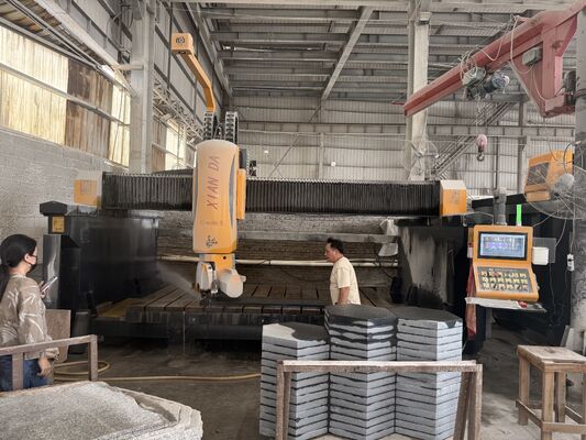 Maszyna do cięcia piły mostkowej CNC o 5 ośach z obrotowym ostrzem 360° do obróbki kamienia o wymiarach 3200x2000 mm