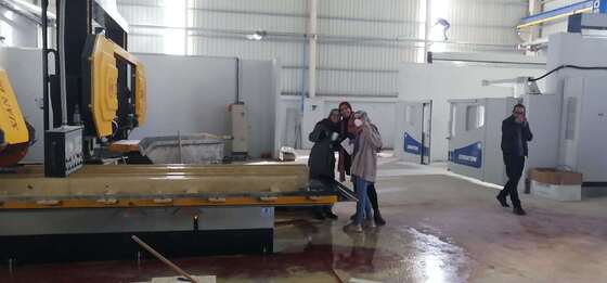4-osiowa maszyna do piły diamentowej CNC z 360° serwo-rotacyjnym stołem i pojemnością 20-tonową do cięcia kamienia