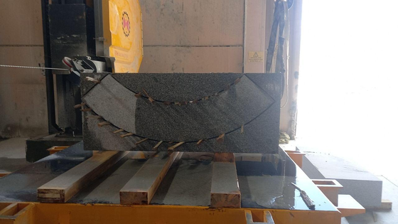 Xianda 4-osiowa piła drutowa CNC z diamentem, z serwo-obrotowym stołem 360° i udźwigiem 20 ton do cięcia kamienia