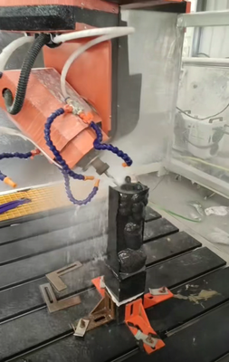 5-osiowa grawerka CNC do kamienia z wrzecionem o dużej mocy 7,5 kW i stołem roboczym 3000x1300 mm do wszechkierunkowego rzeźbienia 3D