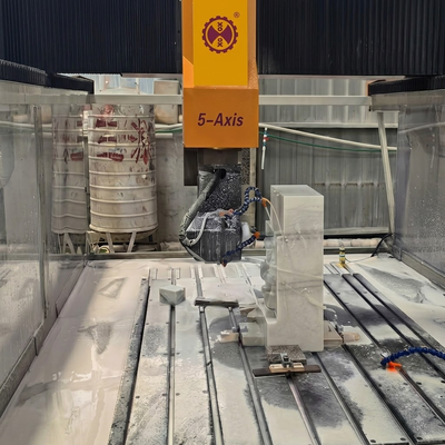 5-osiowa grawerka CNC do kamienia z wrzecionem o dużej mocy 7,5 kW i stołem roboczym 3000x1300 mm do wszechkierunkowego rzeźbienia 3D