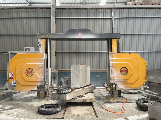 Discovery‐4 4-osiowa piła diamentowa CNC, silnik z magnetem stałym o mocy 15 kW, serwo obrotowy stół roboczy do cięcia płytki łukowej kamienia, kolumny i nagrobka